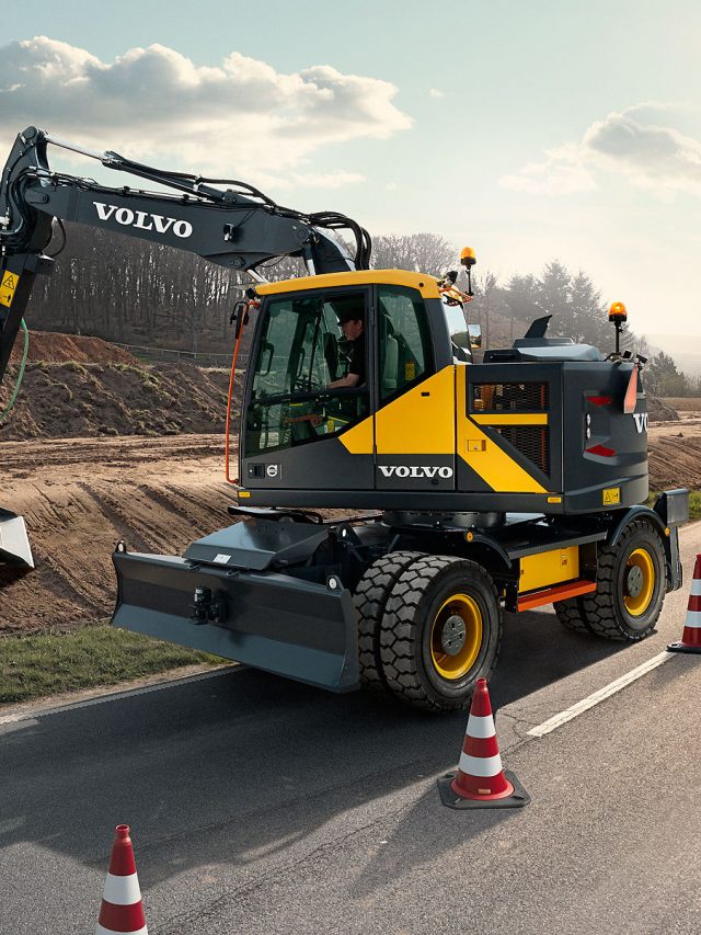 FAQ: How to drive an excavator?
